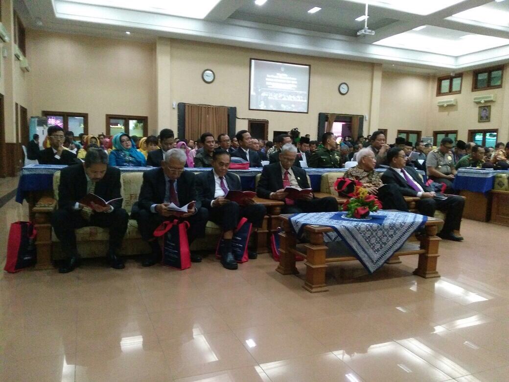 KomisiYudisial's tweet photo. Hadir pd kesempatan itu Wakil Ketua KY Sukma Violetta, Kabid Hubla &amp; LI @farid_wajdi70 ,pimpinan lembaga negara, Hakim Agung &amp; tokoh lainnya https://t.co/bdCYtT74Ma