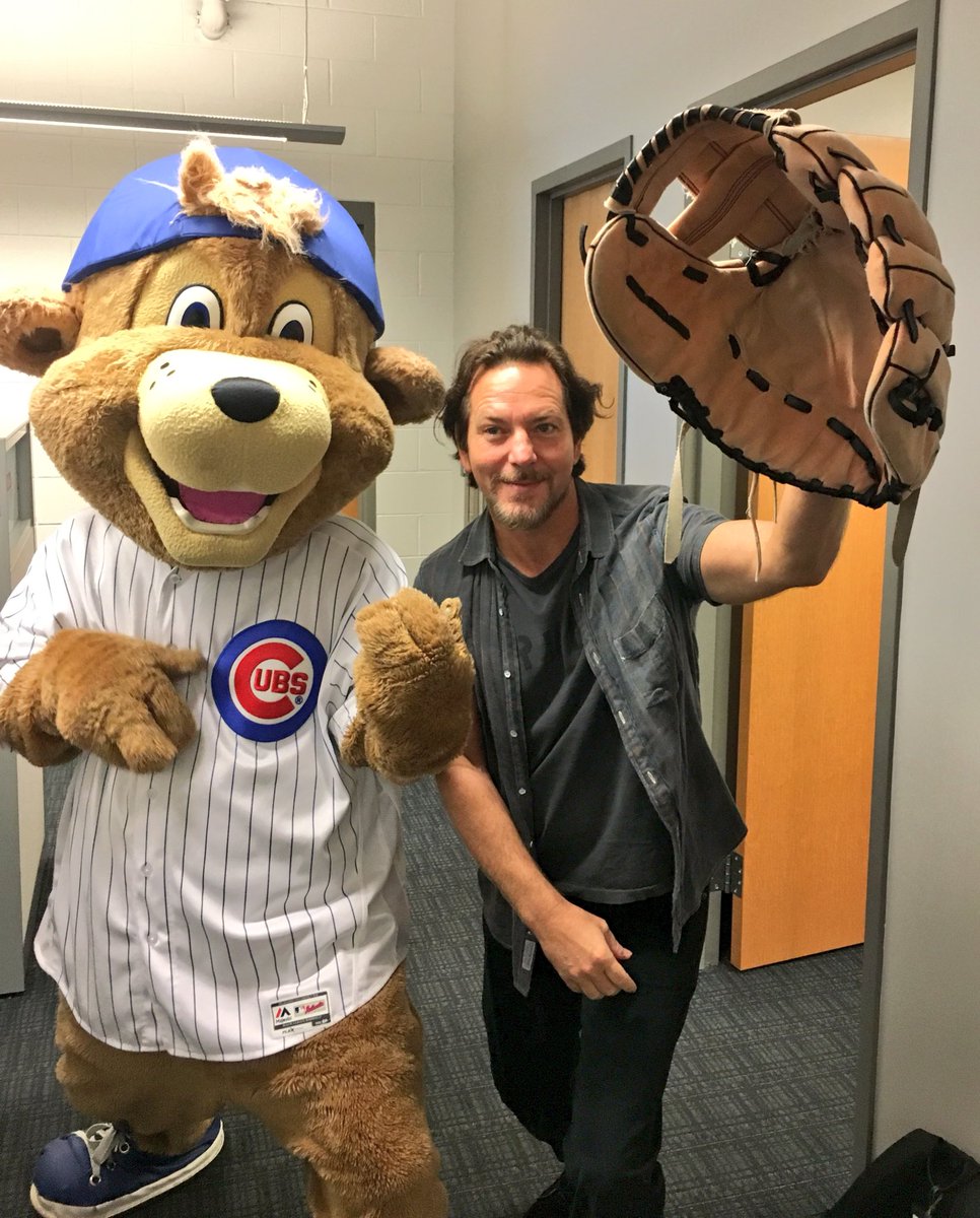 ClarktheCub's tweet photo. You never know who you'll run into at #SpringTraining! 🎸 https://t.co/N1NqlyCAxa