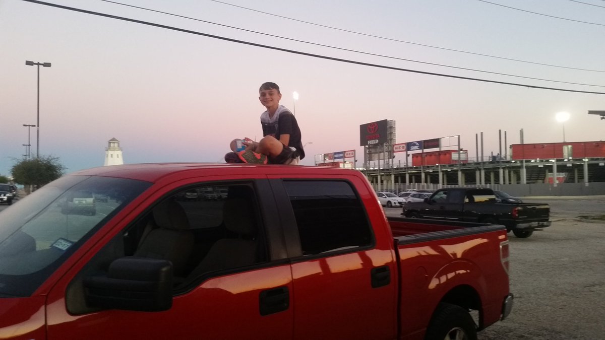 doktheyankee's tweet photo. @SAFCGardeners we did!! #tailgatingislife https://t.co/tmDkEFKYqr