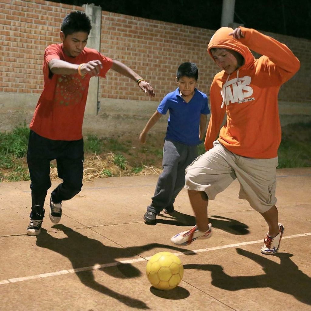 josegonzalezwot's tweet photo. Late night soccer match #cfmissions #MissionsTrip #Bolivia https://t.co/Ct31BBO81X https://t.co/hTNBrRUnSD