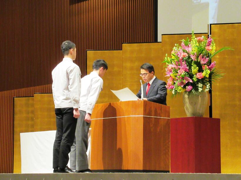 トヨタ工業学園の卒業式で 高等部の遠山拓士さん 専門部の齋藤達也さんへ知事表彰を授与しています トヨタ自動車本社にて 大村秀章 Scoopnest