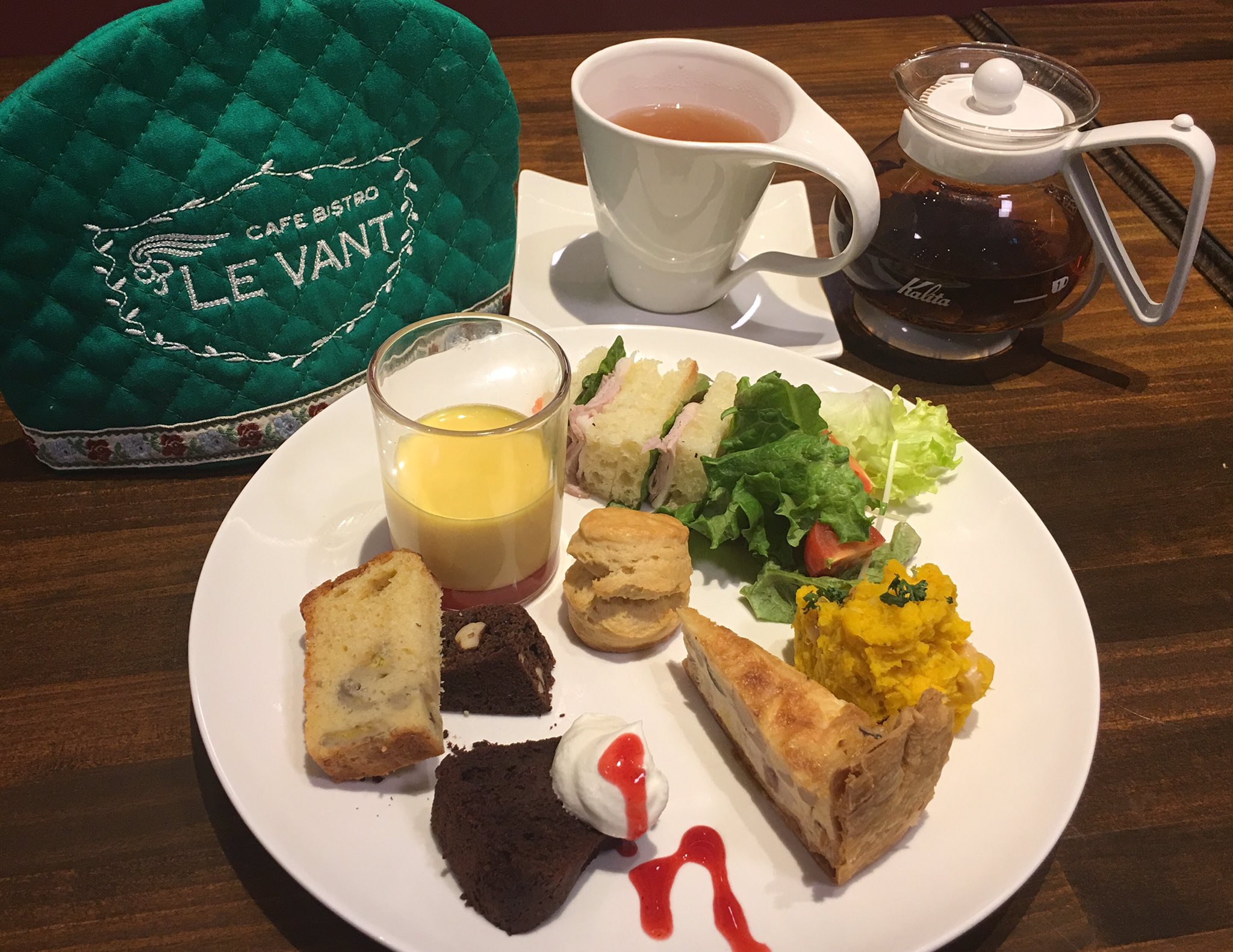 ট ইট র Le Vant ルヴァン ルヴァンのティーパーティー第二弾 今回はルヴァン の人気のスコーンやキッシュ ケーキに焼き菓子 サンドイッチを取り揃えた本格アフタヌーンティー仕立て 3 12 日 15 00 17 00 大人2500円 12歳以下 10円 T Co