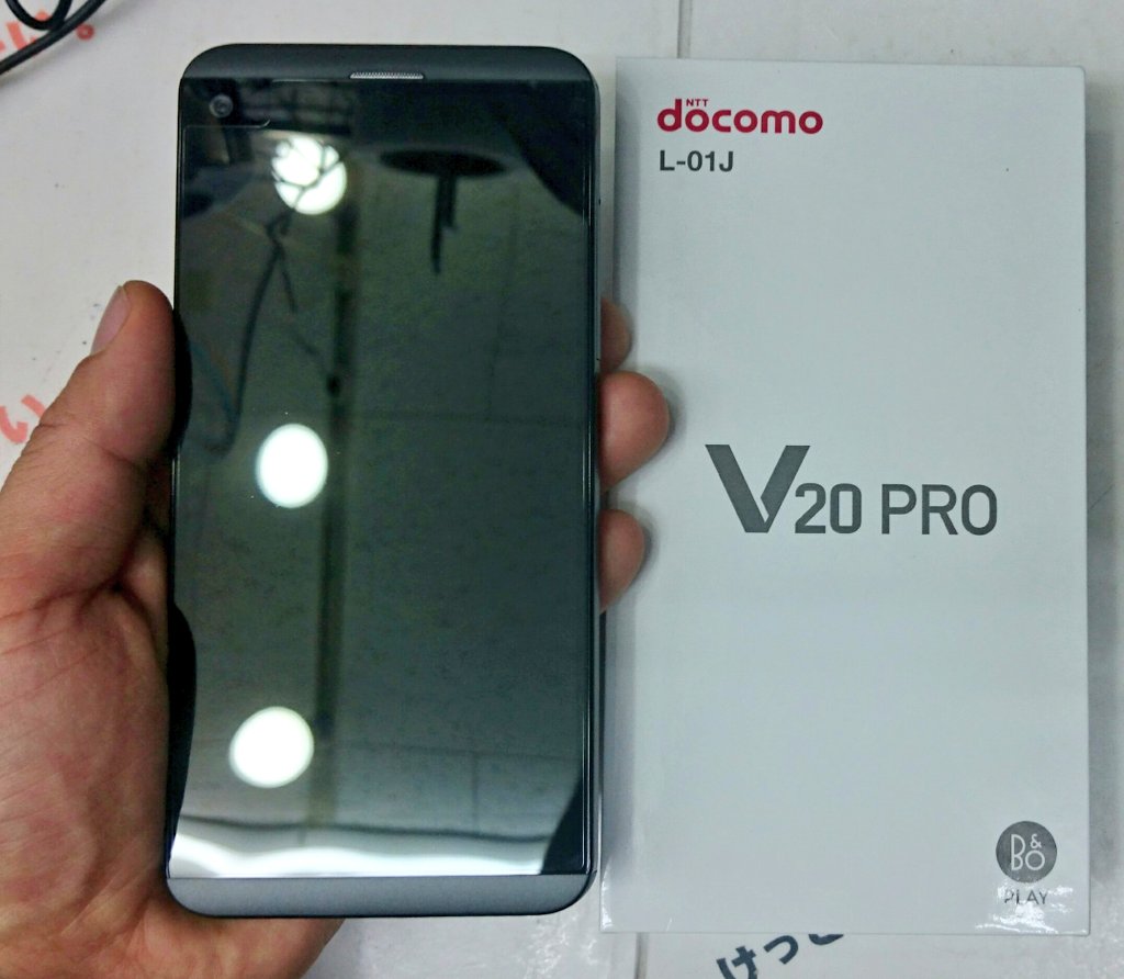 iosys_chuou's tweet photo. 【初入荷】
V20 PRO L-01J(未使用品)
お値段64,800円(税込)なう♪
発売したてホヤホヤのドコモ版V20が早くも入って来ました!!
海外版は5.7インチですが国内版は少し小さい5.2インチなんだよ☆
#akiba #L01J https://t.co/mhRIAbqm3h