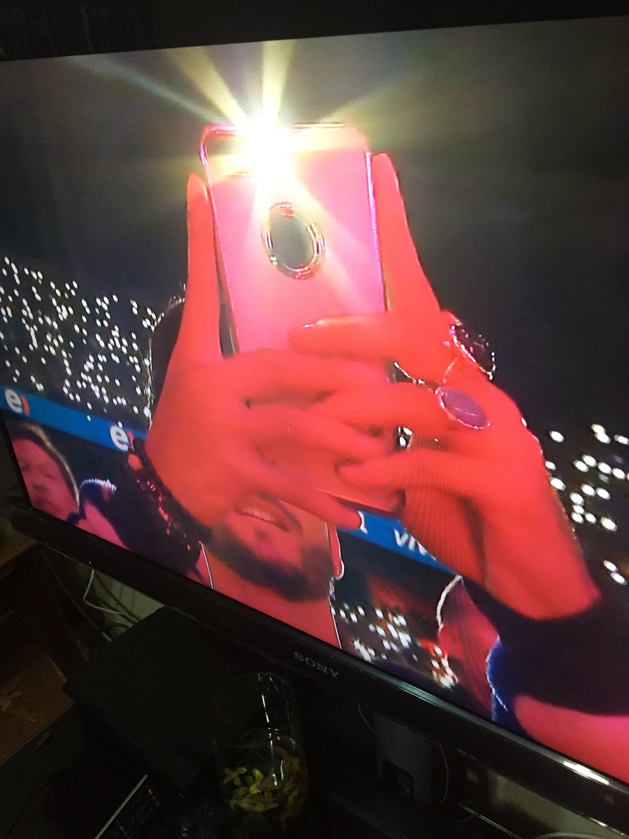 FelipeContardo3's tweet photo. Director chileno penca, pierde el encanto del show de Isabel Pantoja mostrando a ese pastel...#vina2017 #isabel pantoja https://t.co/ECXhIBYkRF