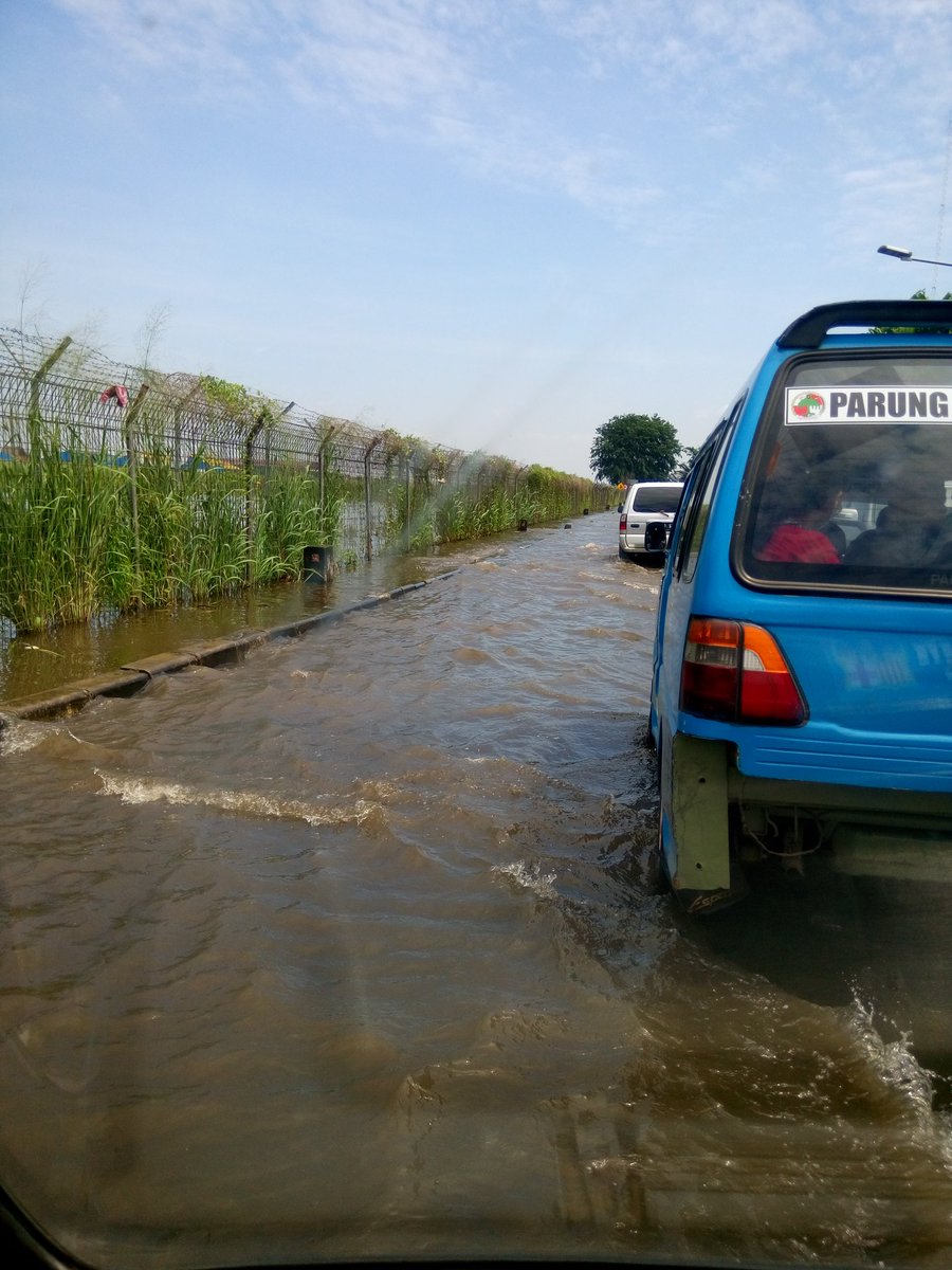 gannymp's tweet photo. @tng_tv @TngRayaNews  banjir di kawasan Lapangan Terbang Pondok Cabe walaupun hujan sudah berhenti tidak kunjung surut.. Harap ditanggulangi https://t.co/mcOPYdUJ9z