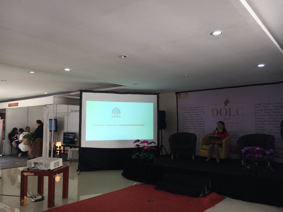 Saat ini sedang berlangsung presentasi dari Indonesian Center for Environmental Law.