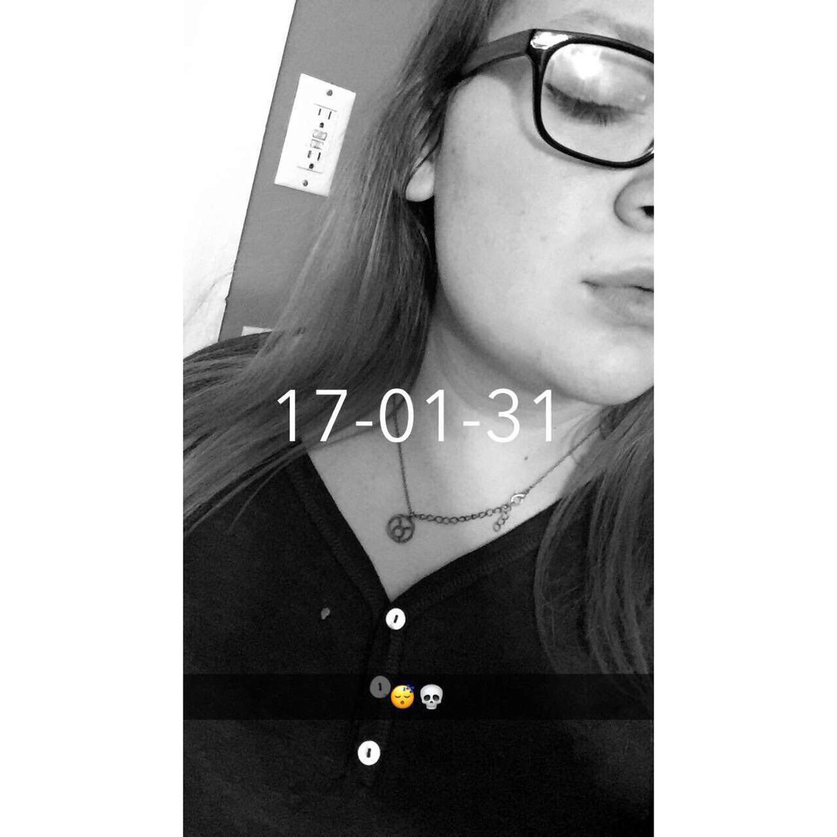 Briixze's tweet photo. #findgrayabae idk if I'm pretty enough for you but 🤷🏼♀️ https://t.co/05XElTWaNj