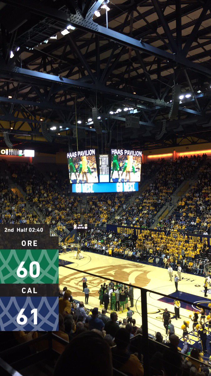 JonnyRoot_'s tweet photo. This game is unreal. Going down to the wire. 
#CalvsOregon https://t.co/8ovhGxztdc