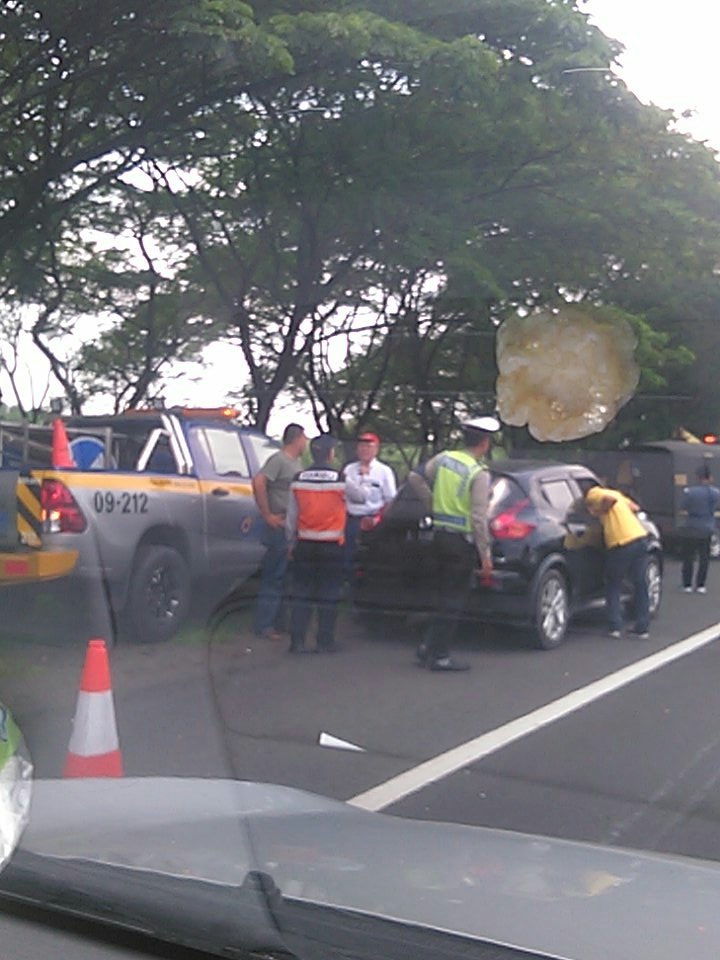 ardiansyahjt's tweet photo. @e100ss : penyebab macetnya ruas tol sidoarjo https://t.co/k9UGphc9nr