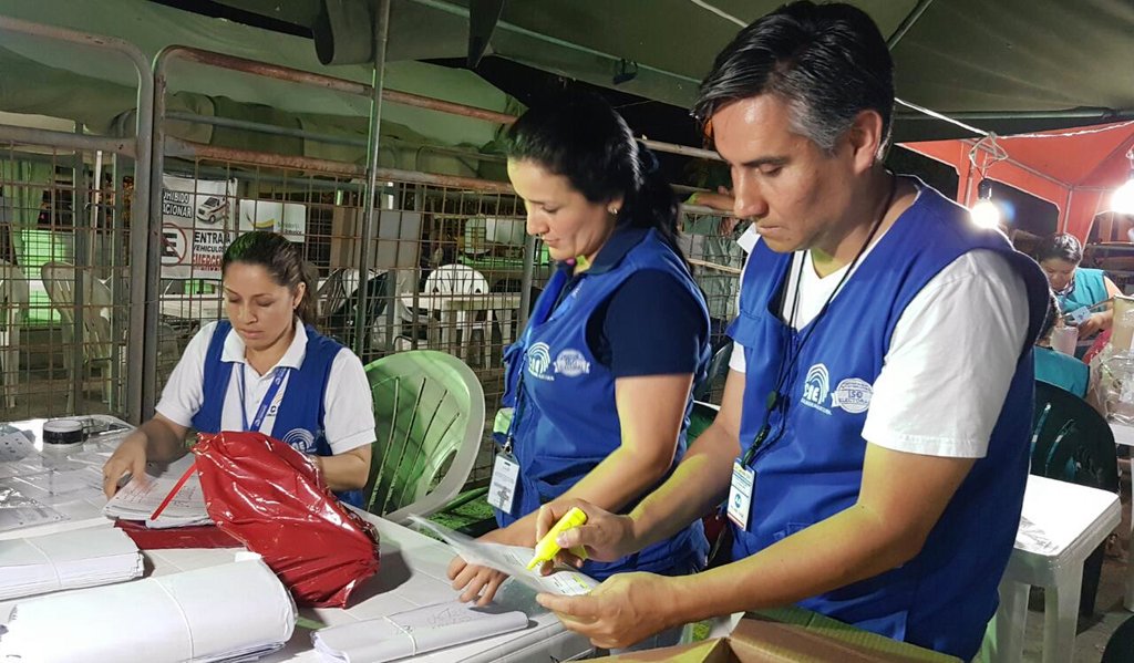 CNEManabi's tweet image. A esta hora &amp;gt;&amp;gt; Todos los funcionarios de @CNEManabi brindan apoyo en reconteo de votos 

#CNETrabajoYCompromiso