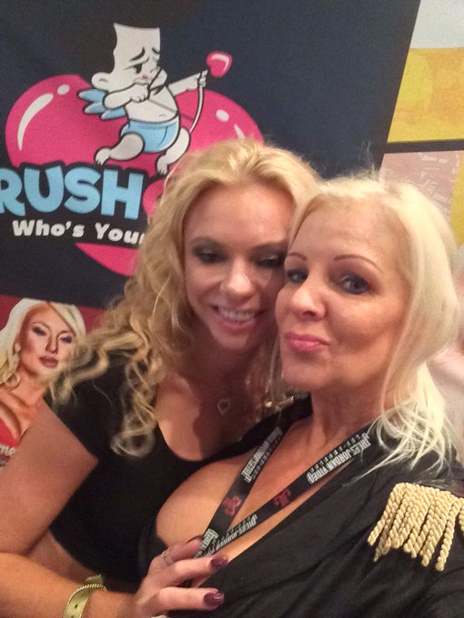 #briannabanks #veronicavaughn #avn2017 #blondepower #blondemilfs #girlcrush https://t.co/Lqv64yJJaU