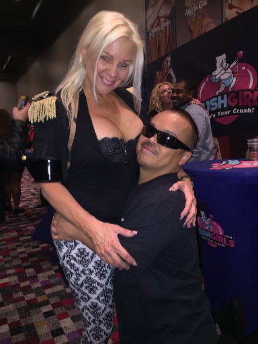 #veronicavaughn #avn2017 #weeman https://t.co/EgFoNs2aTY<a href="/tag/veronicavaughn"class="tags">#veronicavaughn</a><a href="/tag/avn2017"class="tags">#avn2017</a><a href="/tag/weeman"class="tags">#weeman</a>