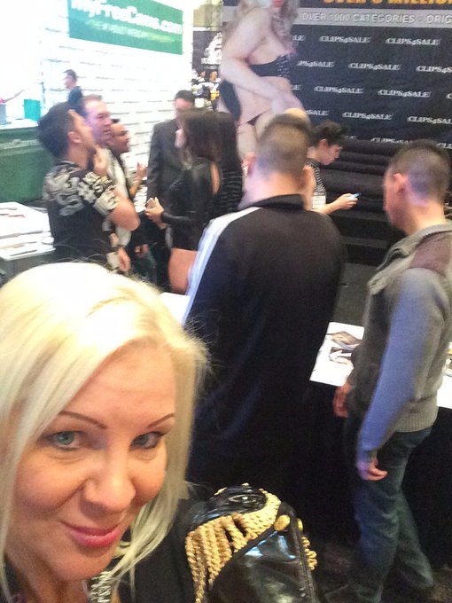 #veronicavaughn #avn2017 #randomselfie https://t.co/NzFcWSfT60<a href="/tag/veronicavaughn"class="tags">#veronicavaughn</a><a href="/tag/avn2017"class="tags">#avn2017</a><a href="/tag/randomselfie"class="tags">#randomselfie</a>