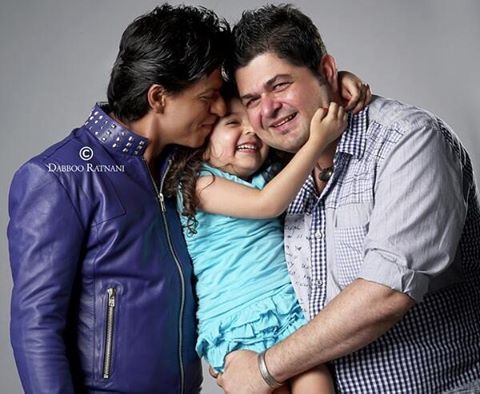 SRKUniverse's tweet photo. King Khan, Dabboo Ratnani and his daughter sharing an Awwdorable moment together.  #ThrowbackThursday https://t.co/3DCfW8NiK7