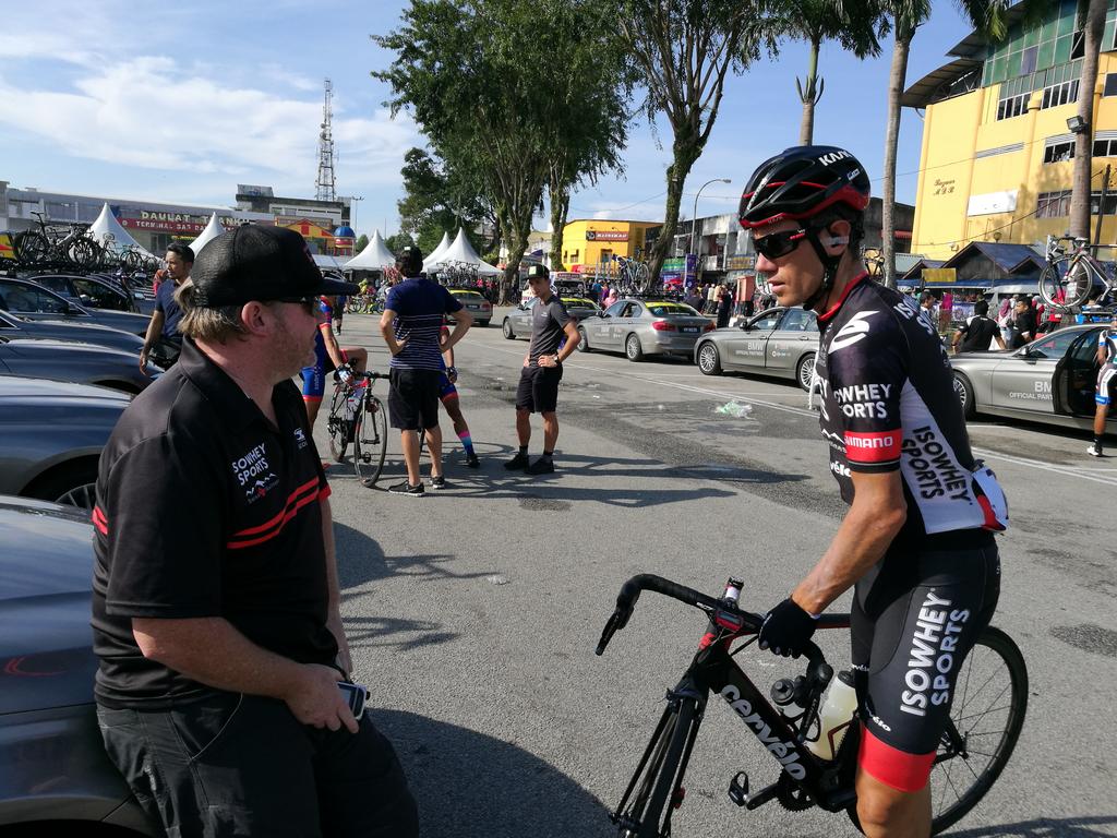 Tim Roe discussed tactics with IsoWhey ds Andrew Christie-Johnston this morning. The former worldtour rider with BMC is in the breakaway now