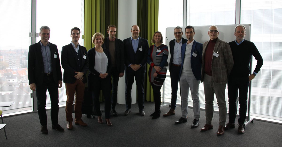 Microsoft ondersteunt voorlopers van de nieuwe economie met Take the lead cc <a href="/tijd/">De Tijd</a> <a href="/vlerick/">Vlerick</a> #takethelead2017 soc.fm/1vpPZxfY