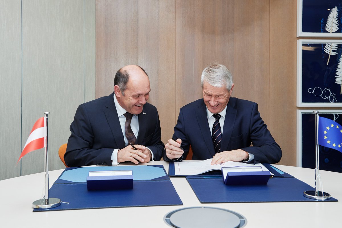 Austria signed the @CoE Convention on football match safety y'day #Sobotka coe.int/t/dg4/sport/Ne… … @EPAS_APES <a href="/YuriFenopetov/">Yuri Fenopetov</a> <a href="/MFA_Austria/">MFA Austria</a>