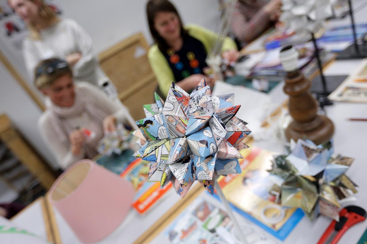 Afgedankte #strips krijgen nieuw leven als lampenkapje #LoveLeuven  #DuurzameDinsdagen 💡 bit.ly/2mfocyN