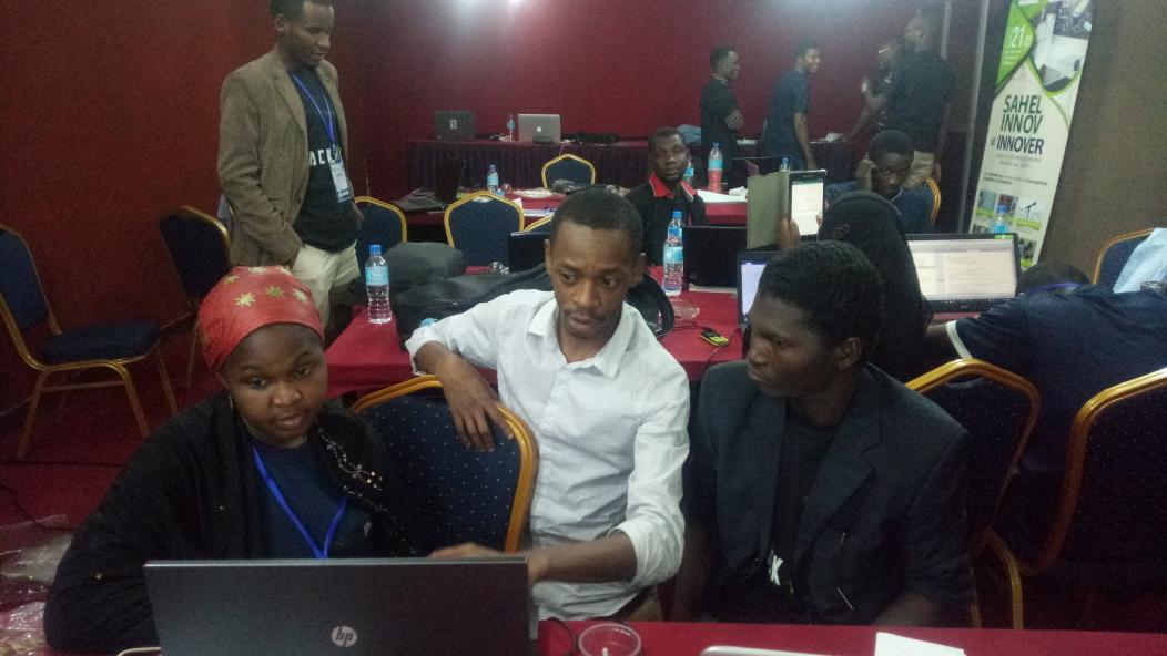 Sahelinnov's tweet image. Les derniers conseils du coach @ojon1st pour les Geeks du #Hack4dev. Le pitch dans 3 mns 😨.  #Sahelinnov2017 @Sahelinnov @OrangeNiger