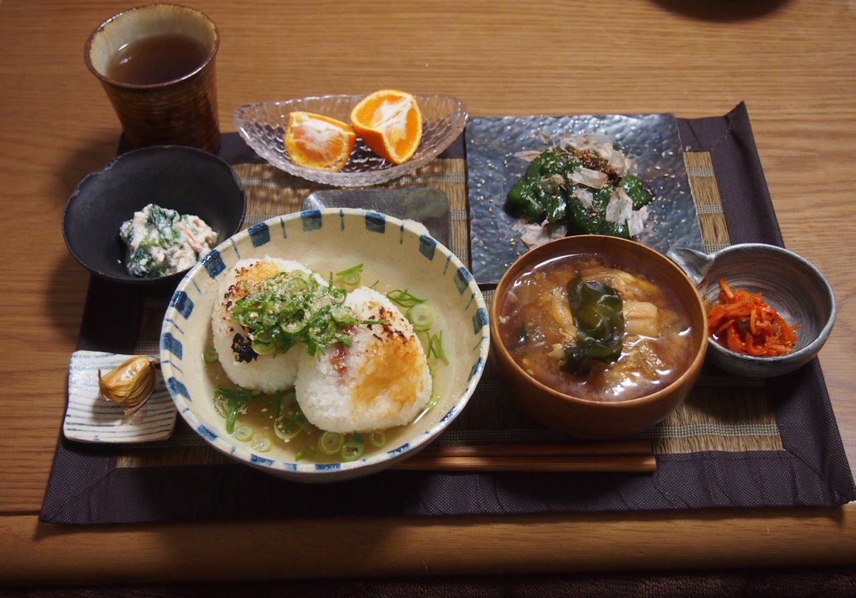 いも 17 2 23 晩御飯 お茶漬け 味噌汁 鶏ハム 黒にんにく 白和え チャンジャと大根の和え物 蜜柑 お茶漬けは小さな梅を入れたおむすびに白味噌を塗ってこんがり焼くだけ 今日は昆布茶で Twitter家庭料理部 お腹ペコリン部 もえめし T