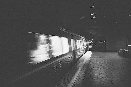 Уйти бесследно. Пустой поезд. Размытый поезд. Эстетика поезда ночью. Вагон поезда ночью.
