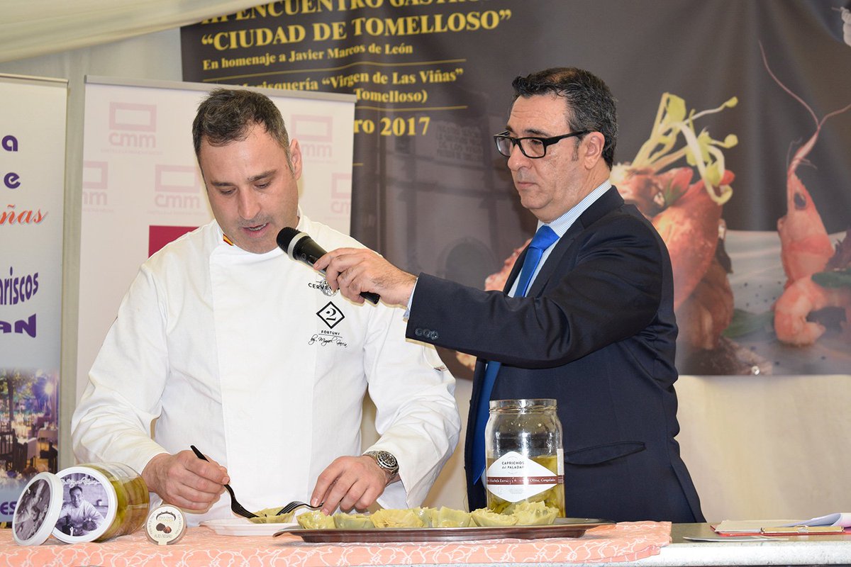 dorigenmadrid's tweet photo. III Encuentro Gastronómico Internacional "Ciudad de Tomelloso" Nuestro chef Miguel García presentando una de sus recetas #conexiónhostelera https://t.co/Vsl2ZGfYm2
