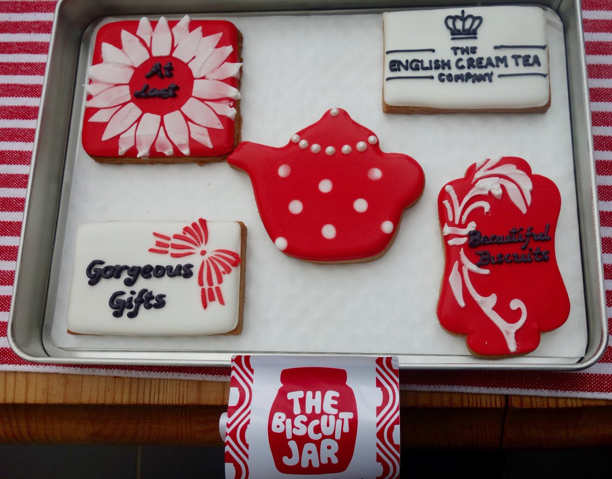 englishcreamtea's tweet photo. Now isn't this a cute tin of biscuits to receive? Great to meet &amp; chat with you today @thebiscuitjar &amp; @_frenchcreative sweetiepies! https://t.co/TIyZBZDkxy
