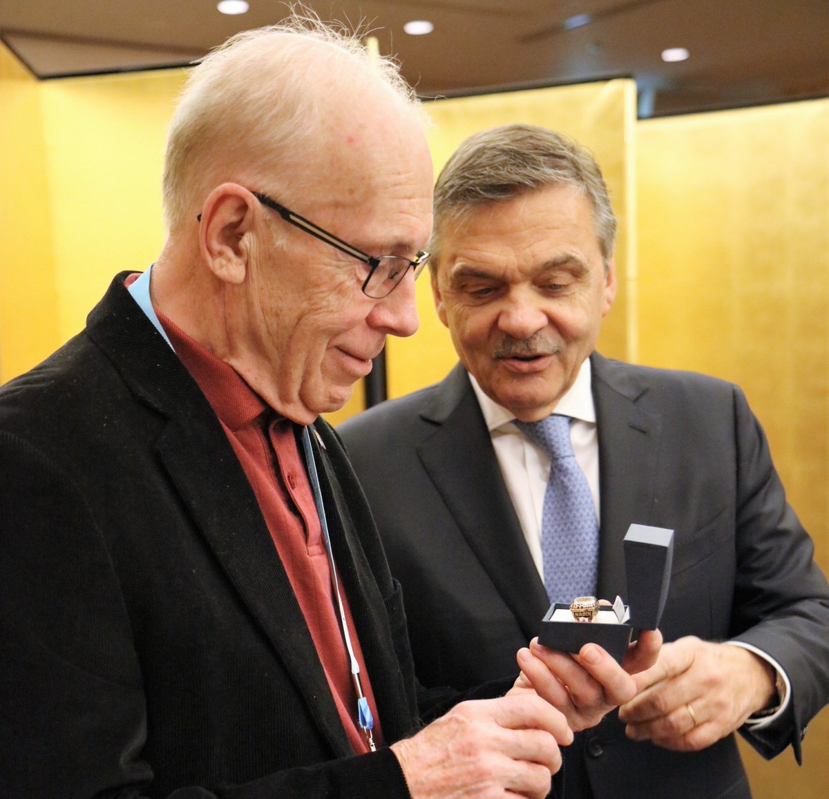 45 years in int'l ice hockey, congrats Bob Nadin! He was honoured in Sapporo where he officiated at 1972 Olympics. iihf.com/home-of-hockey…