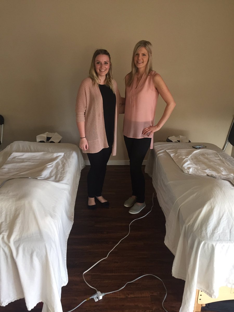 BeCalmWithUs's tweet photo. A few pictures from the @HlthEssentials event tonight! Our RMT's Kelsey &amp; Shawna attended. #yyj #health #YYJEvents #Healthessential https://t.co/Vl6iUKSZke