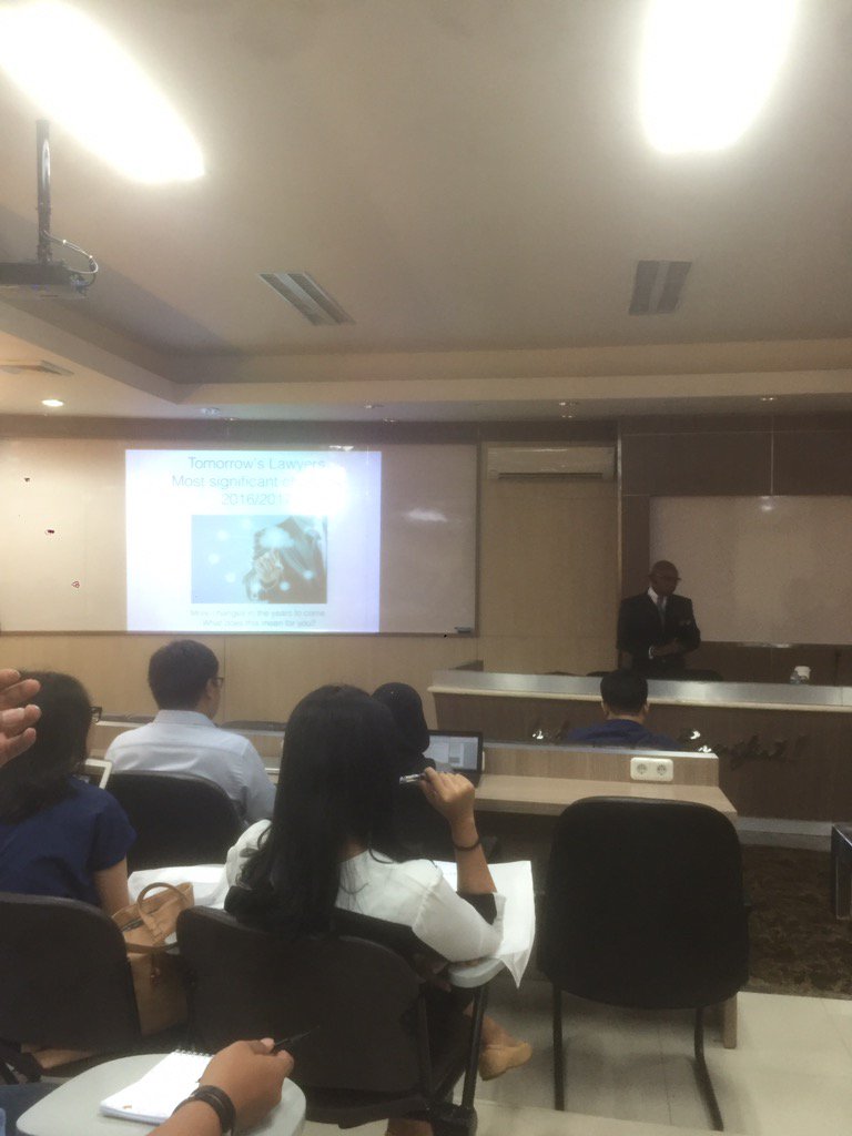 Workshop oleh Lubis Ganie &amp; Surowidjojo : Bapak Ganie membawakan materi "Tomorrow's Lawyers" dengan kejenakaannya