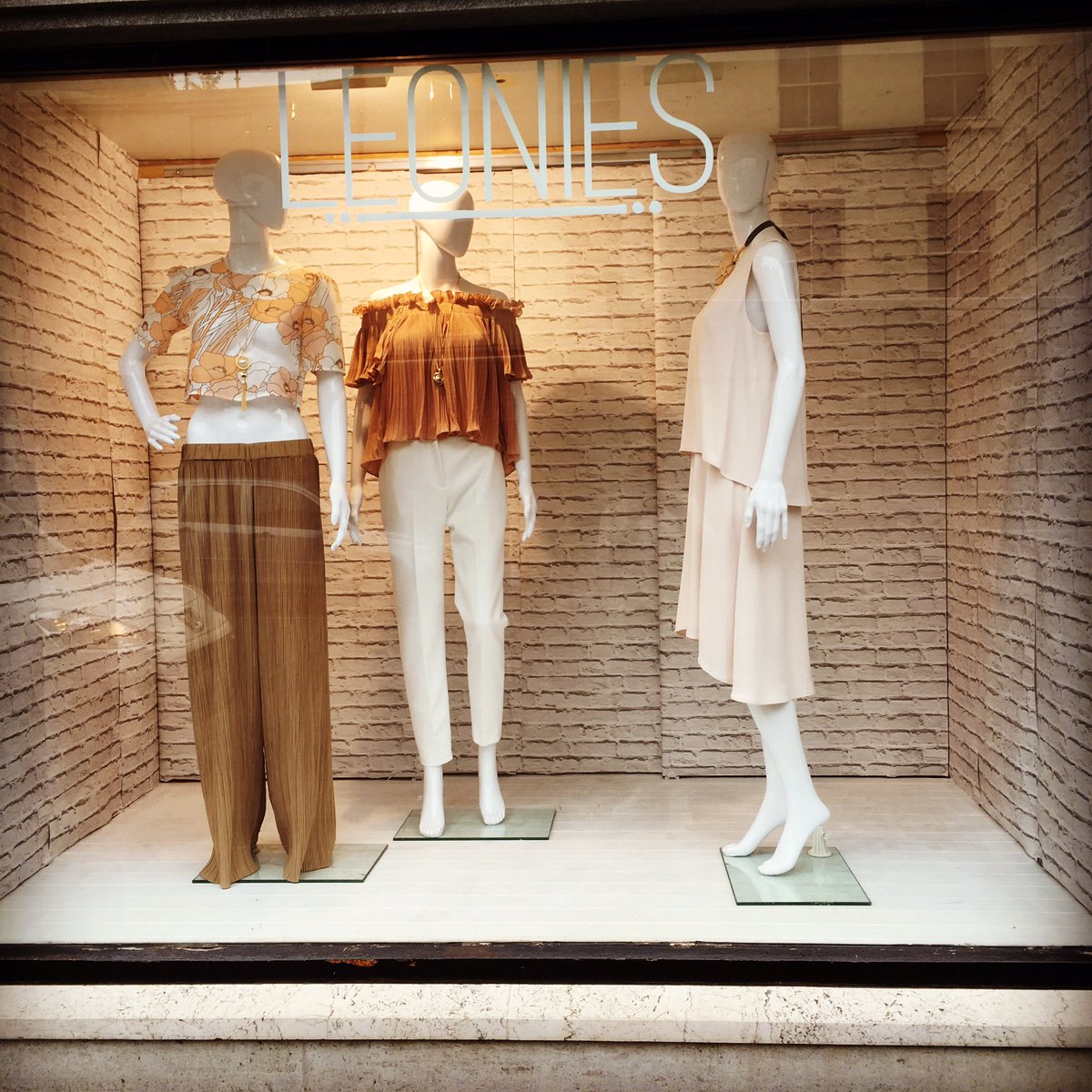 leahmorrissey2's tweet photo. #lovemyjob #windowdressing #VisualMerchandising #leonies #fashion https://t.co/NeqTltwV3r