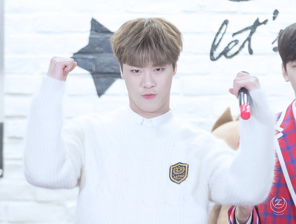 luna_moon98's tweet photo. 170111 케벡수 오픈마이크
위협하는 하얀곰🐼
#아스트로 #astro #문빈 #moonbin #붙잡았어야해 #ASTRO1stAnniversary #HappyASTROday https://t.co/PRs4RosM65