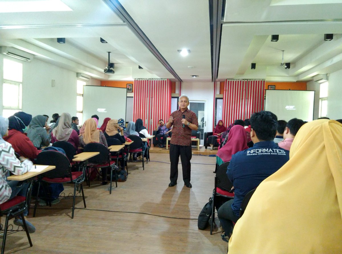 dirmawaUISI's tweet photo. Rektor UISI tengah memberikan pengarahan kepada KM UISI tentang Perkembangan UISI dan persiapan Akreditasi UISI https://t.co/LmvsiM7QDj