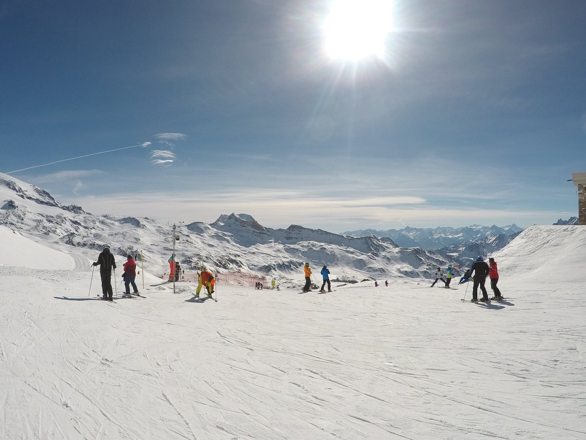 mcelmeel_brian's tweet photo. Another sunny day #Cervinia. https://t.co/LIzurQ8cyQ