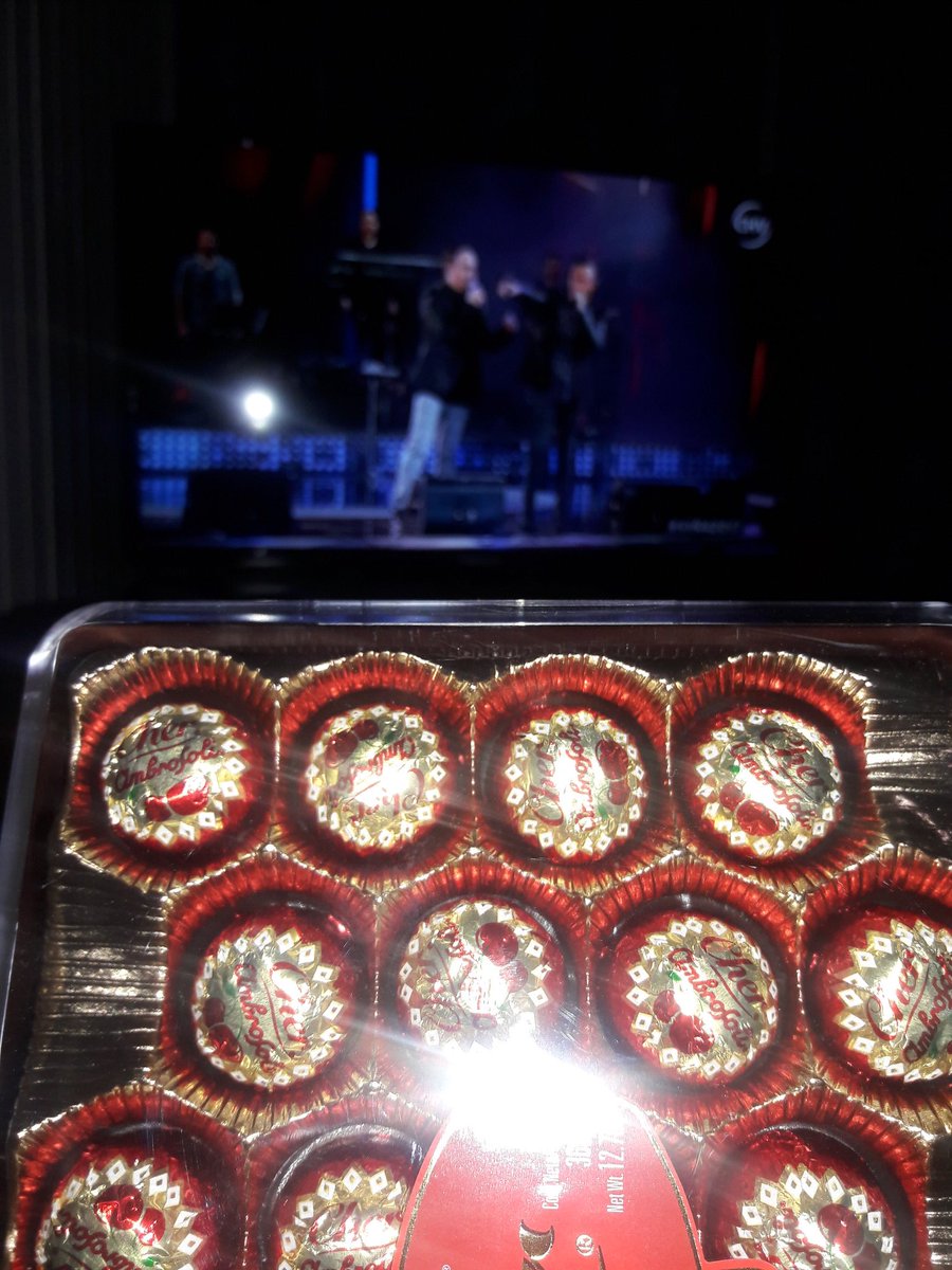 Amelit's tweet photo. Chocolates y @RioRomamx lo mejor de #viña2017 https://t.co/54YVJJeVEW