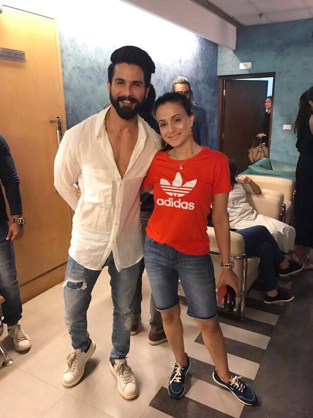 pinkvilla's tweet photo. .@shahidkapoor and @ameesha_patel  look oh-so-adorable as they get snapped at #Rangoon screening, last night! https://t.co/P3YfNM7sWW