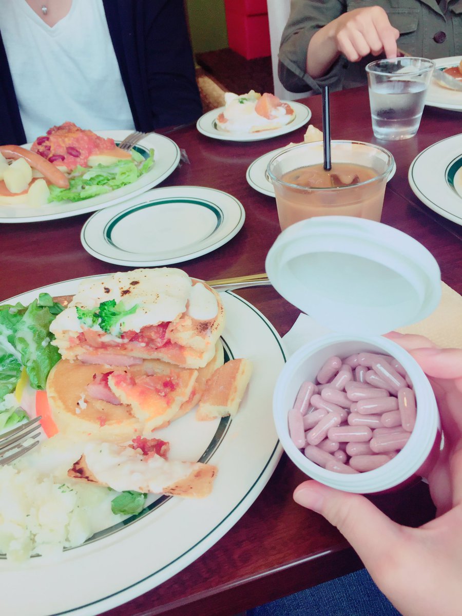 aika_karen08's tweet photo. 休日♥️友人と、新都心にできた話題のパンケーキ🍬🍒💓💓友人にもブレイク酵素をおそそわけ😋☺️💕💕大量の糖分。。。脂質。。。（ ;  ; ）美味しかったから良し♥️♥️♥️ブレイク酵素さん分解よろしく← (๑¯◡¯๑)੭ु⁾⁾✨#食べかけ失礼しました🙄🙄🙄 https://t.co/63BUh1meDw
