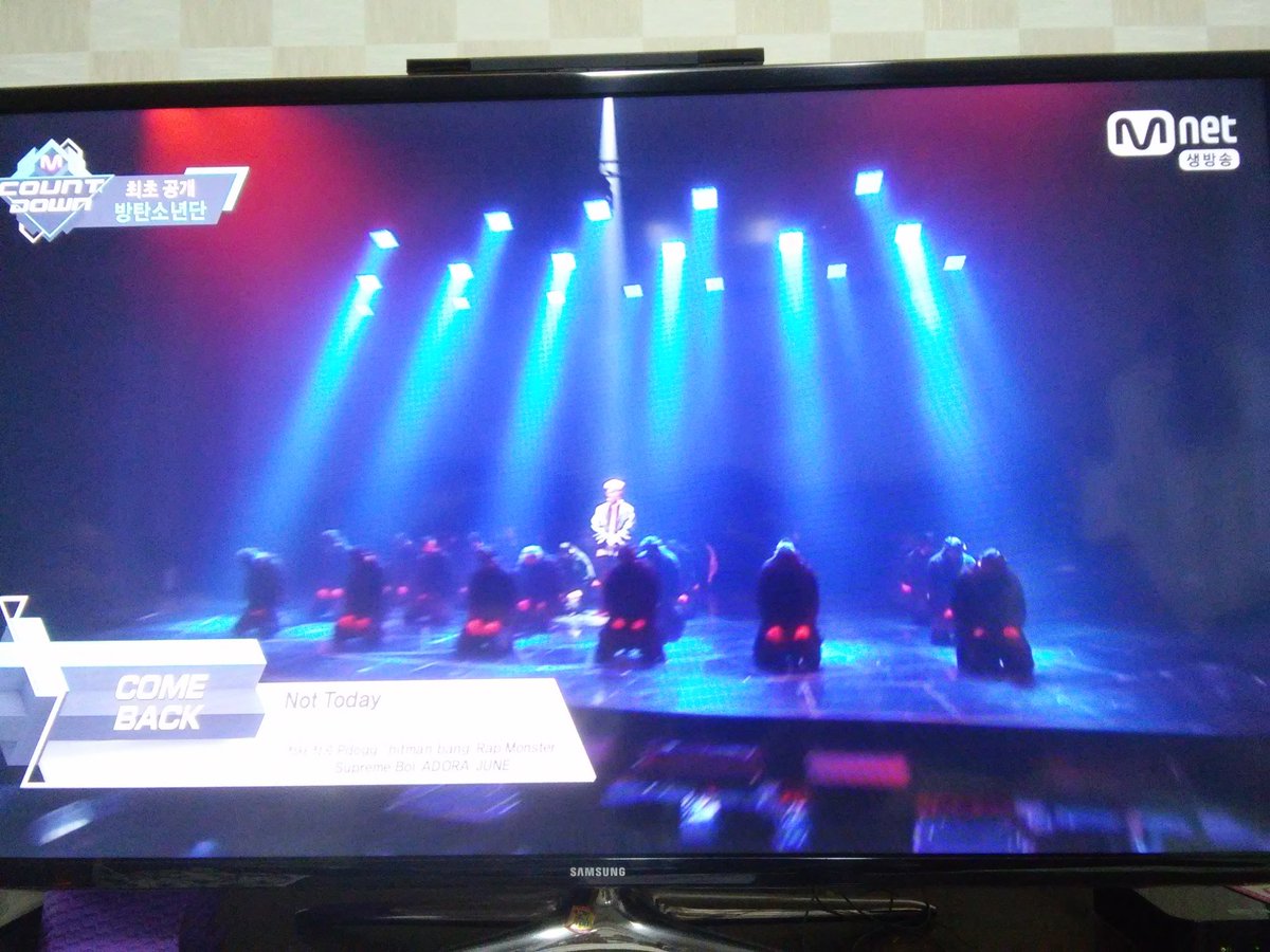 bts_springbang's tweet photo. @MnetMcountdown #방탄소년단 #BTS #엠카운트다운 #본방사수인증샷 https://t.co/XfvV3lxMuX