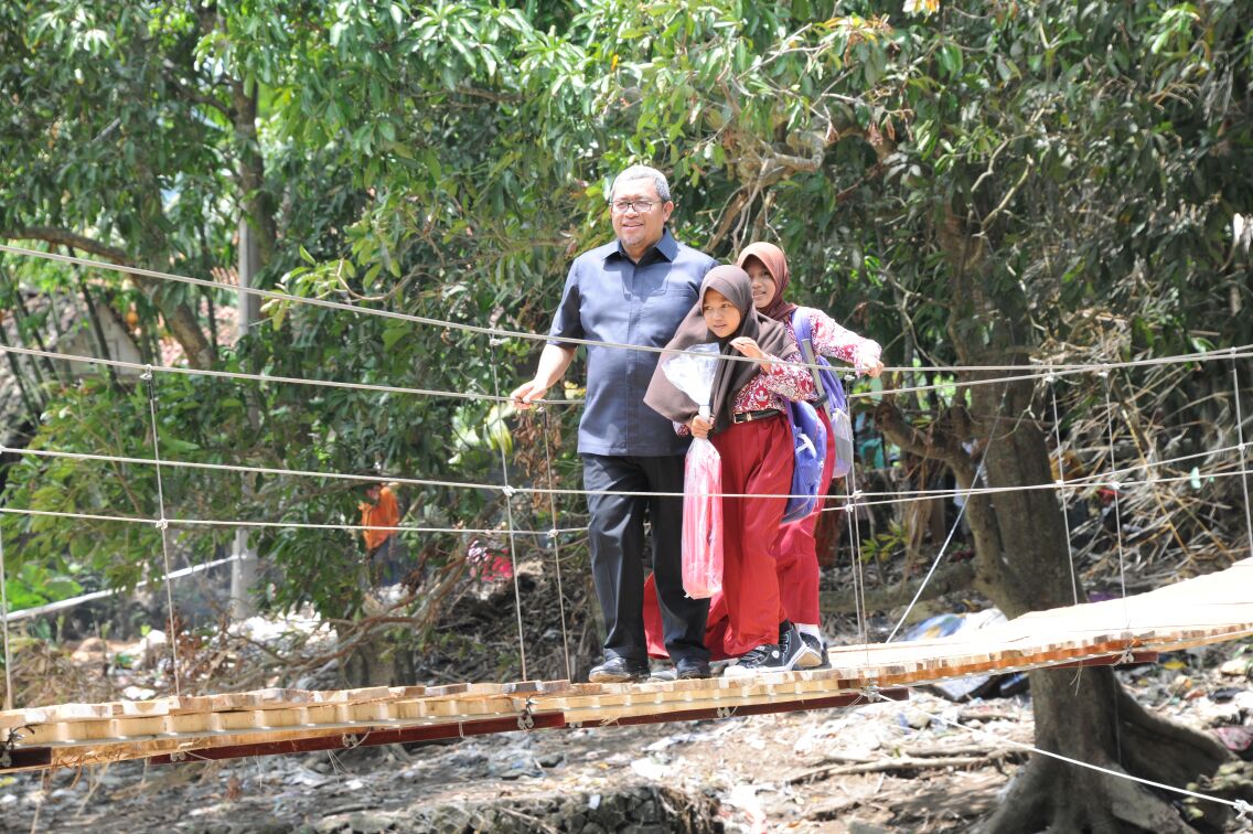 aheryawan's tweet photo. Anak2 ini tadi pagi saat berangkat sekolah masih basah2an melintasi sungai. Saat pulang mereka sdh bisa menikmati jembatan.. https://t.co/wMIPZHSCFL
