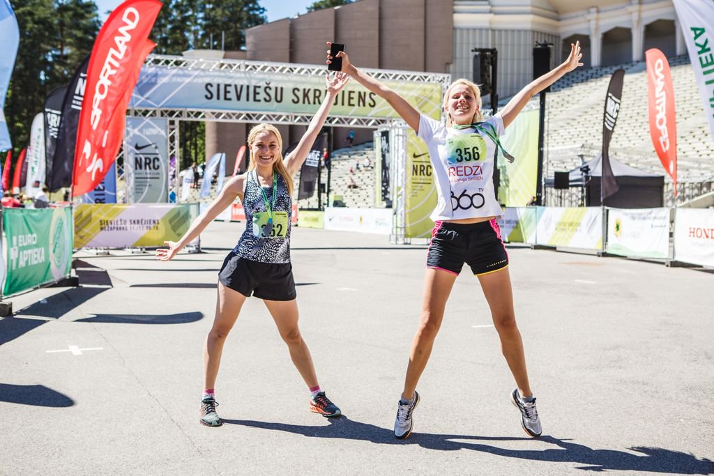 Mēs skrienam nevis tāpēc, lai izskatītos labi, bet gan būtu spēcīgas. Mēs neapstājamies pie grūtībām. #sieviesuskrejiens