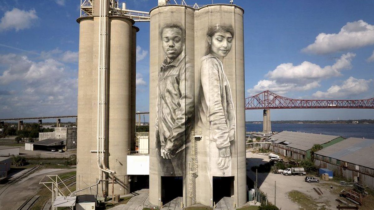 Giant lifelike paintings make crowds stop and stare bbc.in/2lLR44p