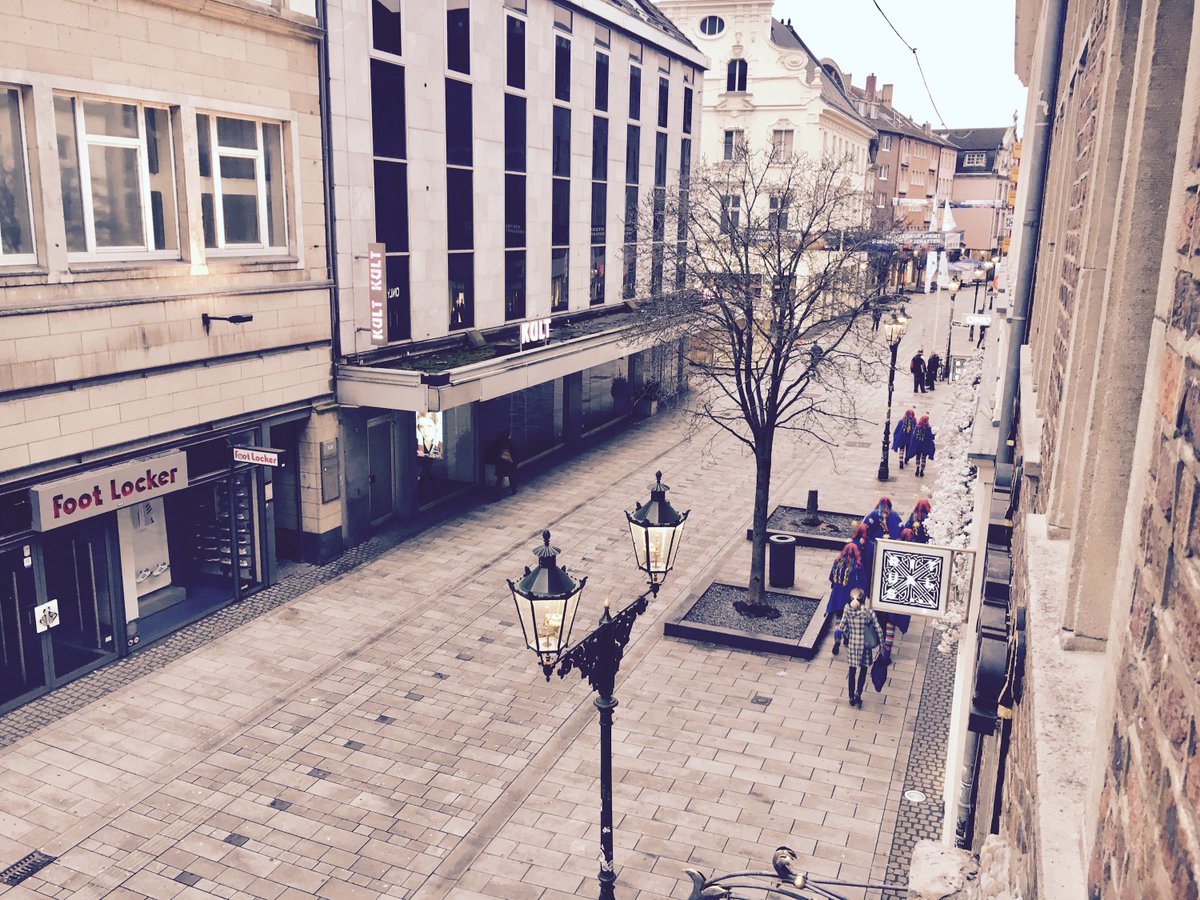 badautz0815's tweet photo. noch isses ruhig in düsseldorf. noch... #karneval2017 #altweiber &amp; #allynet hat einen #logenplatz https://t.co/mCfkz7VWxK