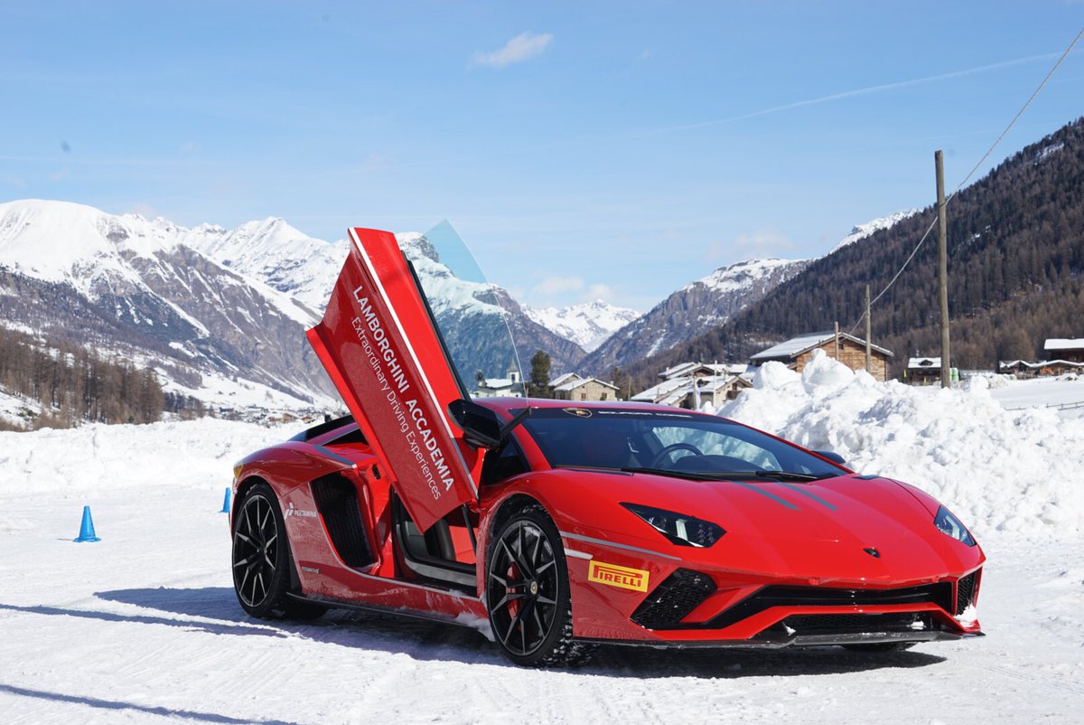 лучший автомобиль для зимы. ламборджини авентадор зима. Lamborghini huracan black зимой.