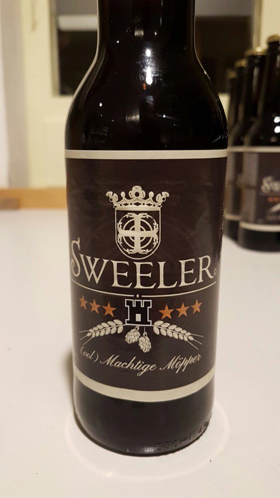 De jongste telg in de nu al legendarische reeks Sweelerbieren: 'Machtige Möpper'. Donker met een honing van fam. Vos