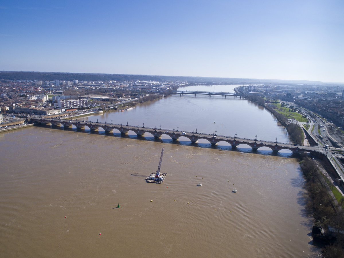 SEENEOH_Site's tweet photo. Portfolio of the tidal floating platform installation ! Beautiful port of the Moon @bordeaux #gtm #cerenis #energiedelalune @Valorem_MRE https://t.co/RlClvHpjWx