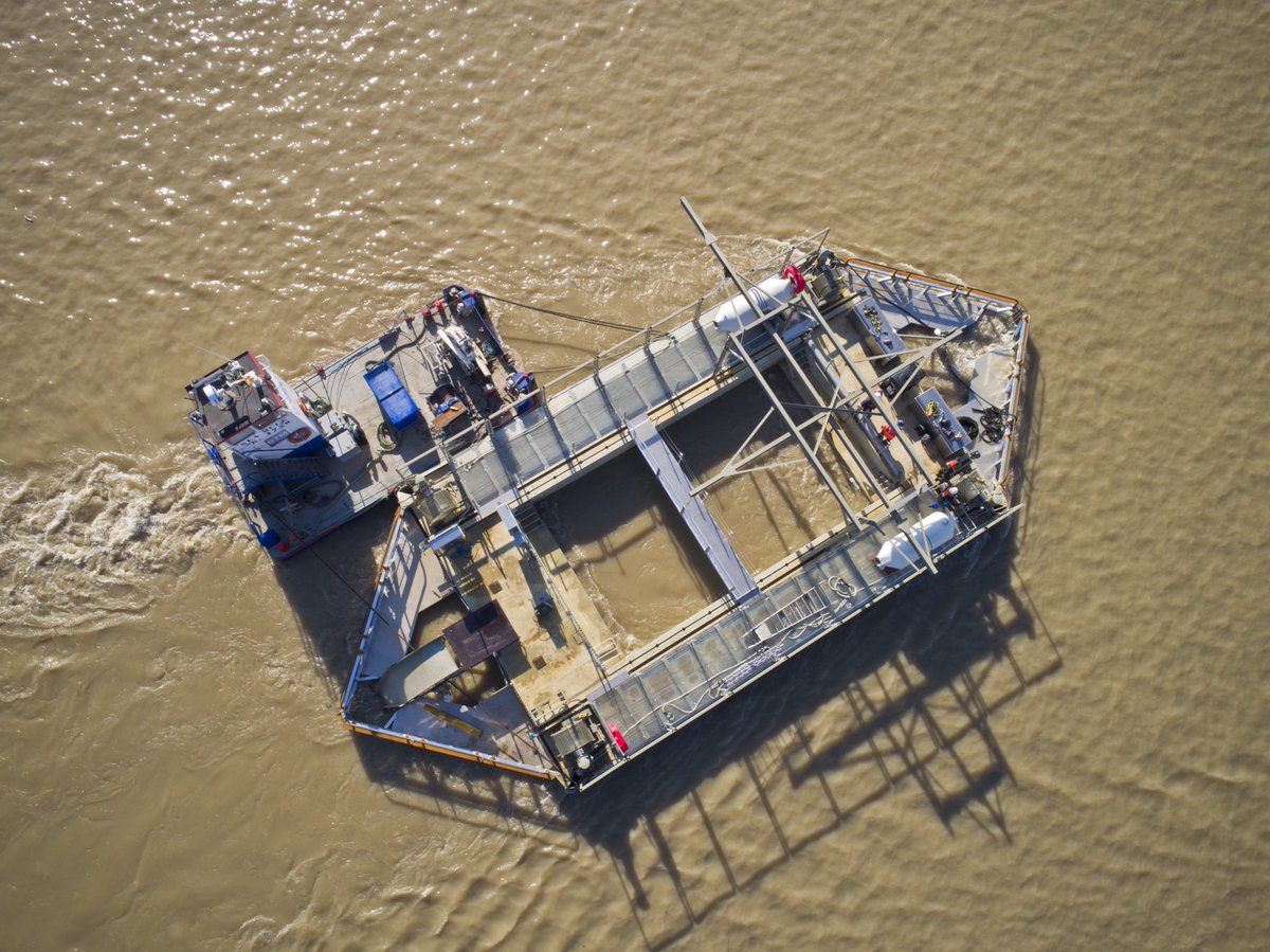 SEENEOH_Site's tweet photo. Portfolio of the tidal floating platform installation ! Beautiful port of the Moon @bordeaux #gtm #cerenis #energiedelalune @Valorem_MRE https://t.co/RlClvHpjWx