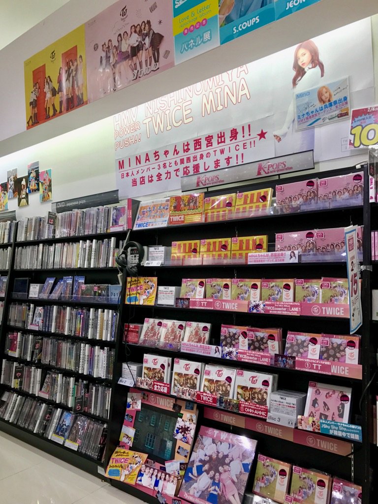 sanap_onceeee's tweet photo. 西宮ガーデンズほんまミナ推し強すぎて面白いレベルwwwwww
一番のミナペン店舗。
明日拝みに行こっと。
#TWICE https://t.co/KxpNF1qfDS