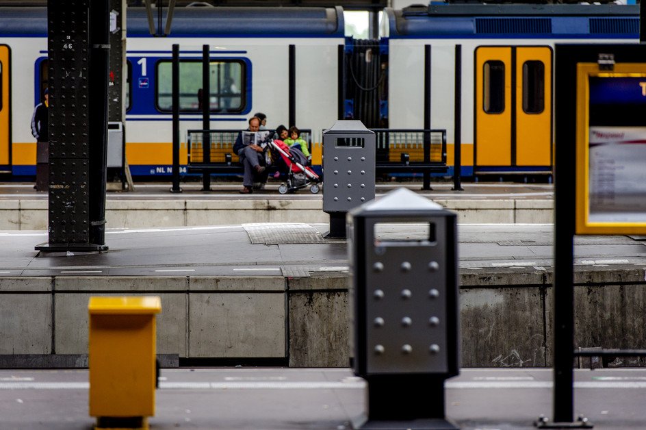 afvalnieuws's tweet photo. De trein halen én je afval in het juiste gat gooien - Trouw https://t.co/eiEaEDsRJH https://t.co/1FTBObJXmo
