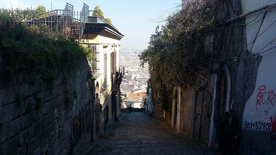storiacitytweet's tweet photo. Pedamentina a San Martino a #Napoli versante del #vomero faccia a vista sul golfo e sulla zona Orientale della città. https://t.co/rzrQVR0ii9