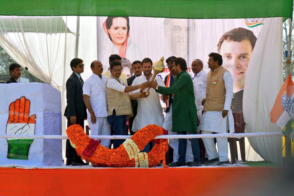 Supriya23bh's tweet photo. Congress VP #RahulGandhi in his constituency Amethi.. #UPPoll2017 https://t.co/48G2Z1pZgO